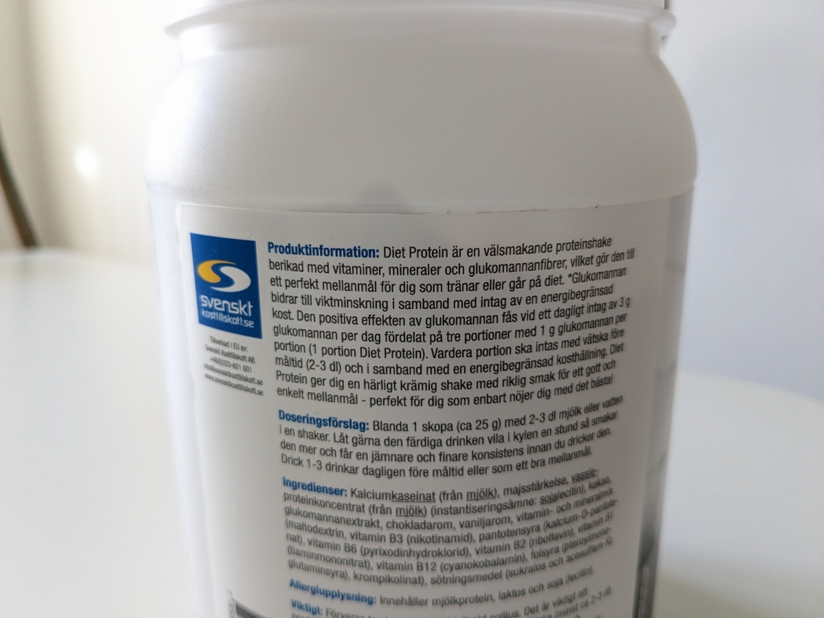 Diet Protein etikett med produktinformation och dosering, egen testbild