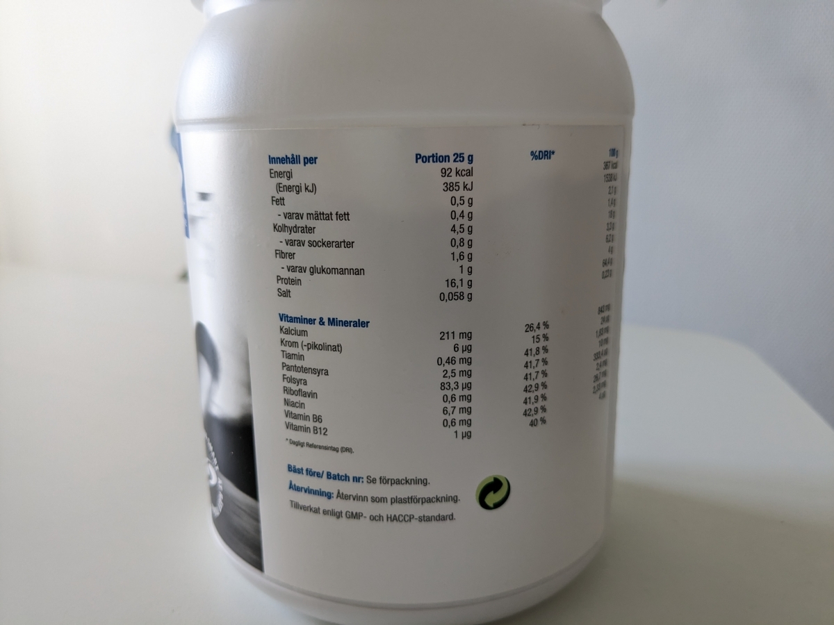 Diet Protein näringsdeklaration med 92 kcal per portion, fotad av oss
