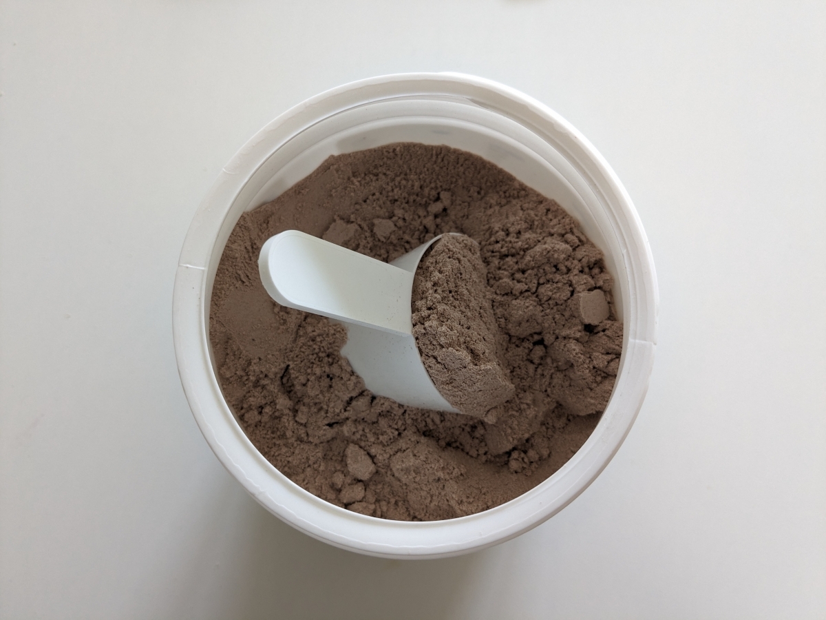 Diet Protein i öppnad burk med skopa, fotad av oss under testet