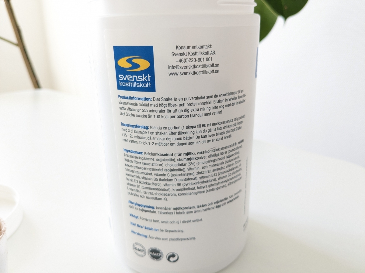 Baksida på Diet Shake med tydlig ingredienslista och bruksinfo, fotad av oss under testet