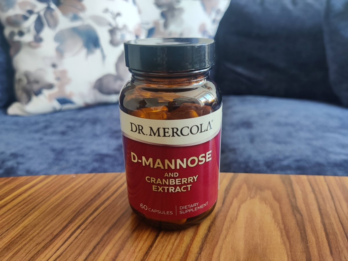 Dr Mercola D‑Mannose burk på soffbord i hemmamiljö, eget foto från testperioden