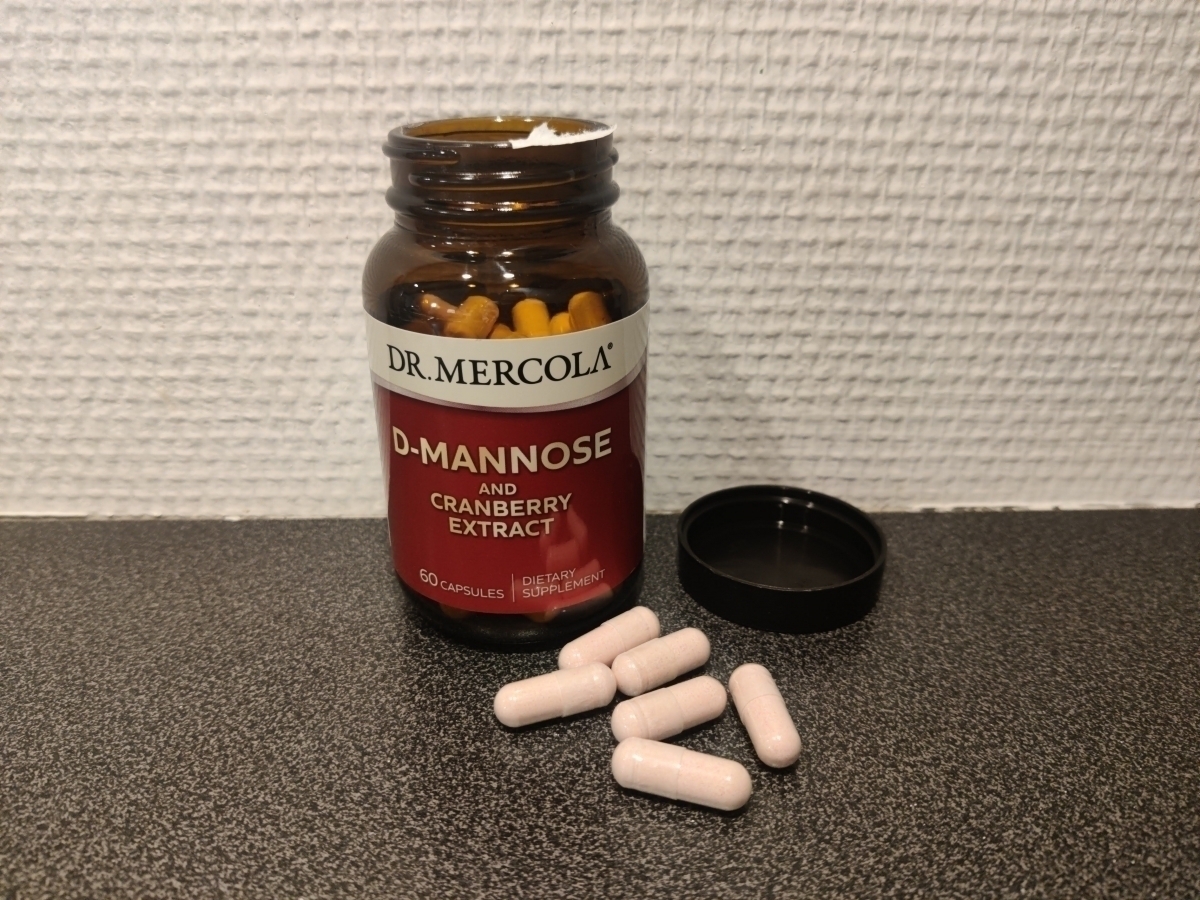 Dr Mercola D‑Mannose and Cranberry öppnad burk med kapslar framför, foto taget av oss under testet