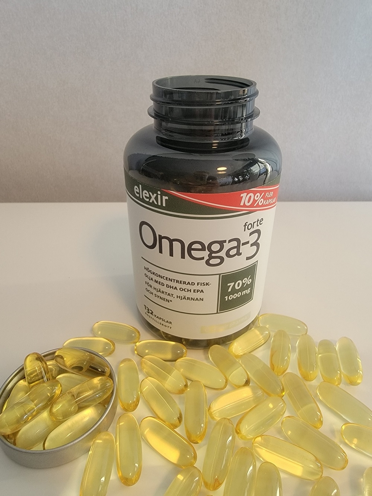 Elexir Pharma Omega-3 Forte med öppnad burk och gyllene kapslar, fotad av oss under testet; 70% omega-3 i triglyceridform