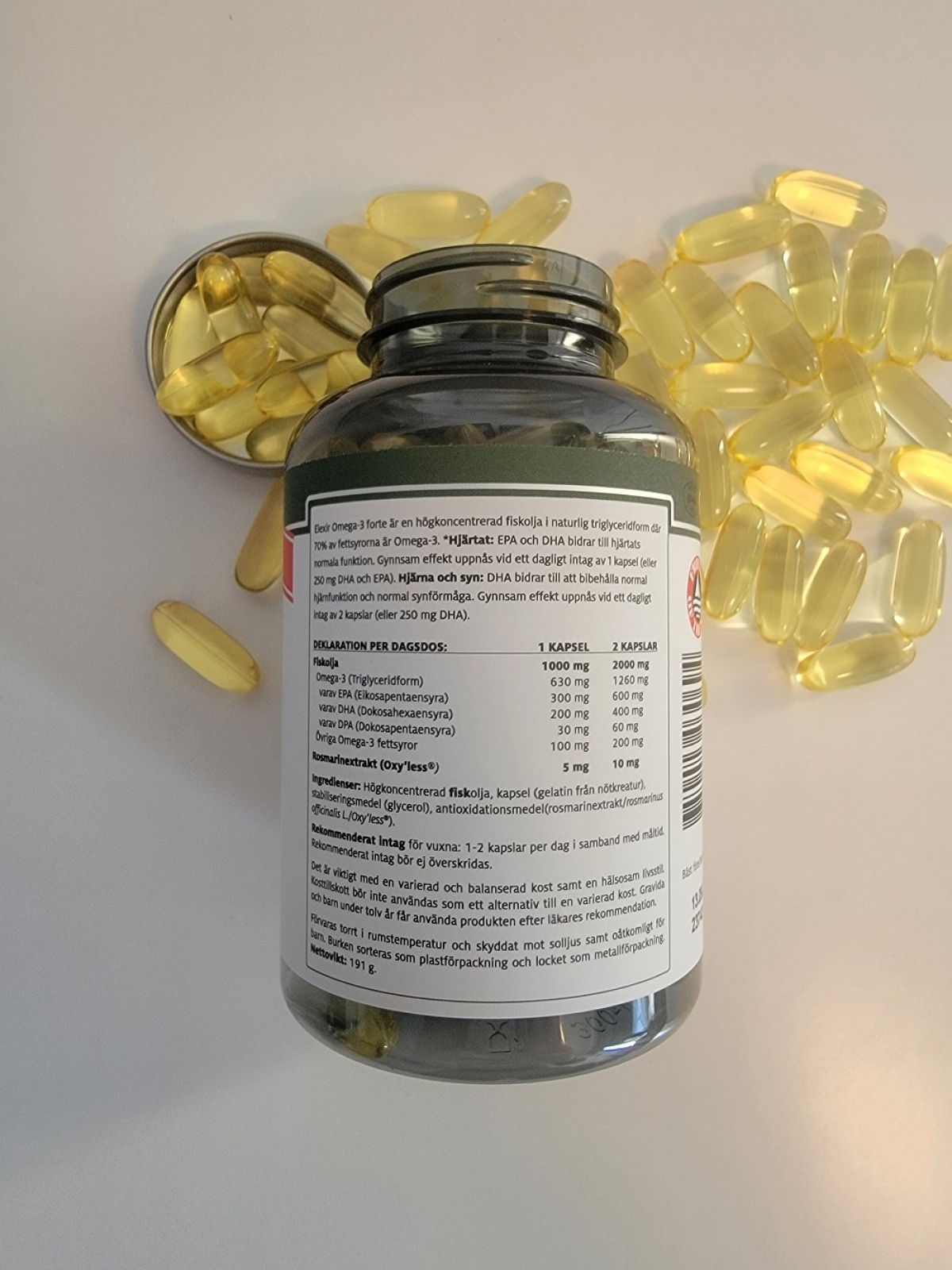 Närbild av innehållsdeklaration på Elexir Omega-3 Forte med EPA och DHA, fotograferad av vårt team