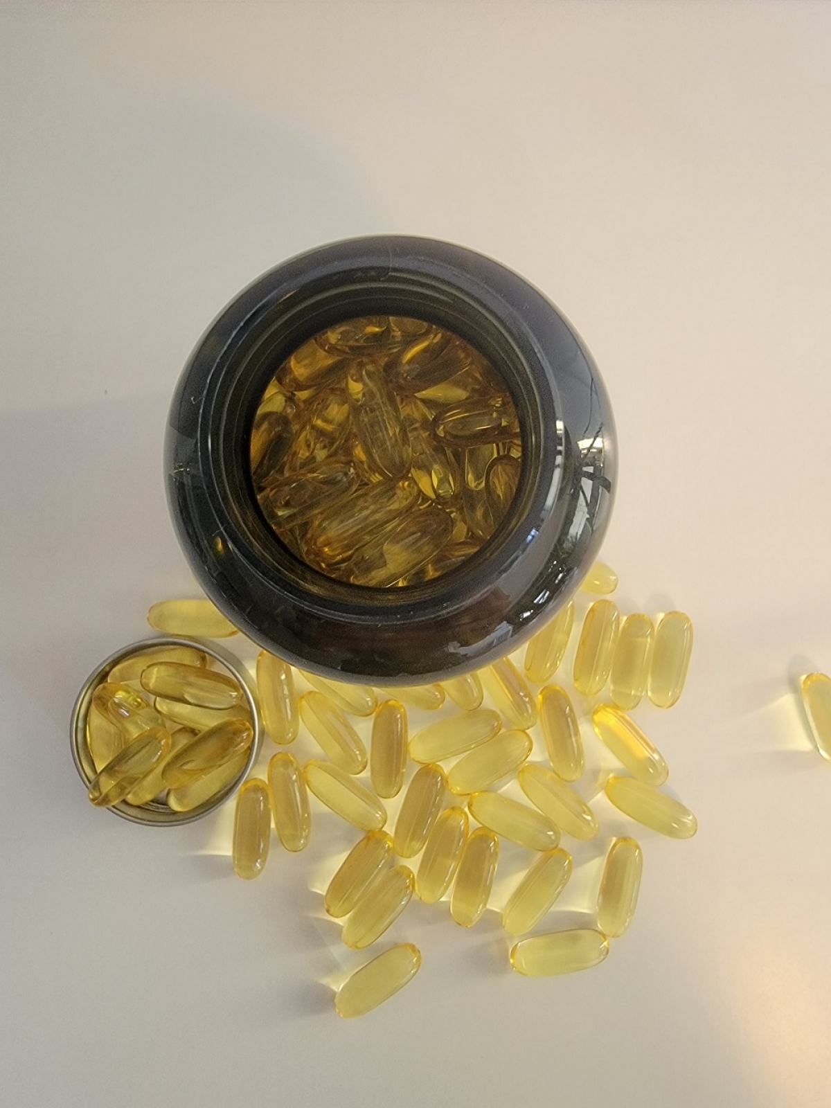 Öppen burk ovanifrån med jämnt fyllda kapslar av Elexir Omega-3 Forte, fotograferad i vårt långtest