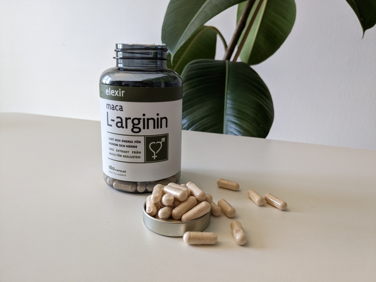 Elexir Pharma Maca L-arginin med kapslar på bordet, fotad av oss under testet