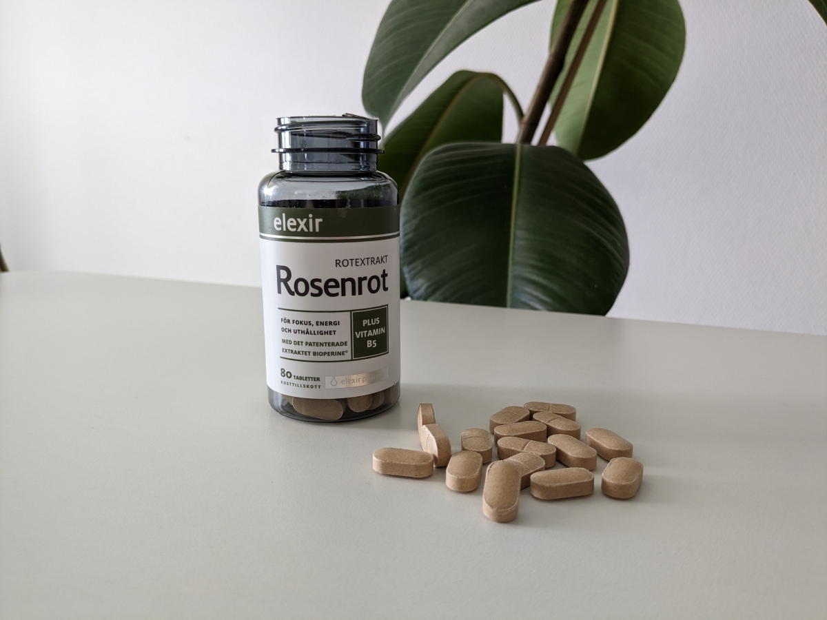 Elexir Pharma Rosenrot burk med tabletter på bord, fotad av oss under testet