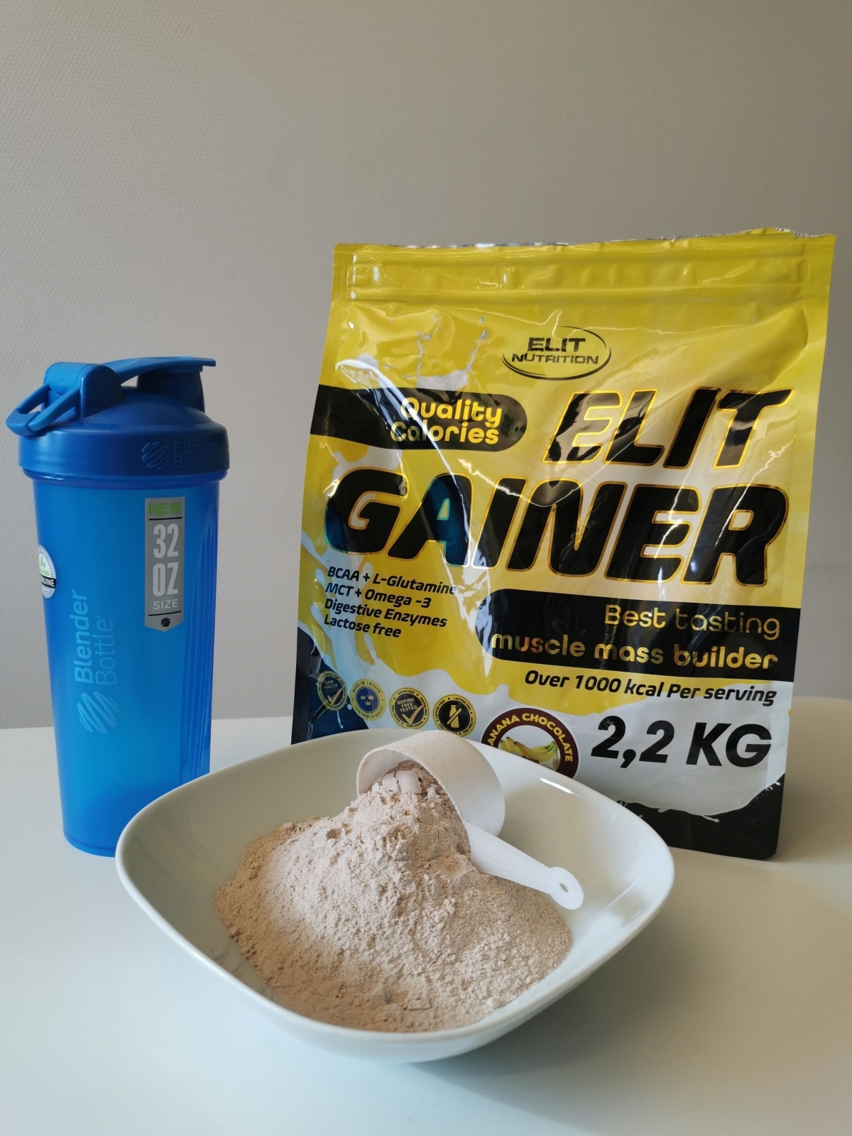Shaker skopa och Elit Gainer redo för blandning på vårt skrivbord