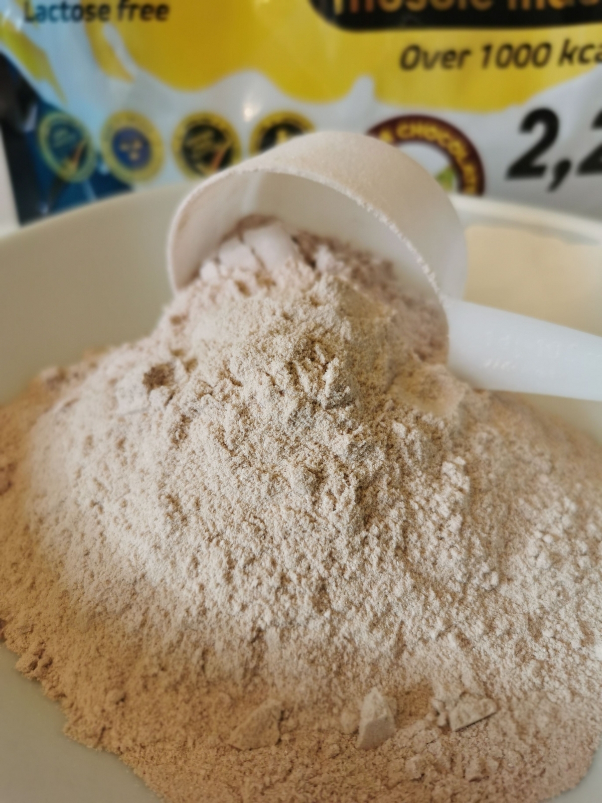 Närbild på det finmalda pulvret i skopan från vår provblandning