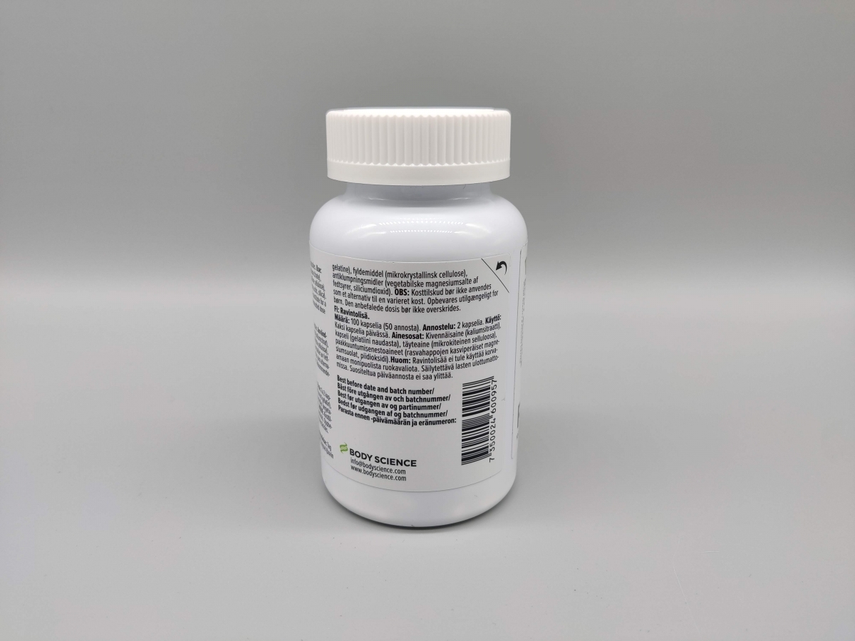 Detalj av etiketten med batchnummer och streckkod på Body Science Kalium