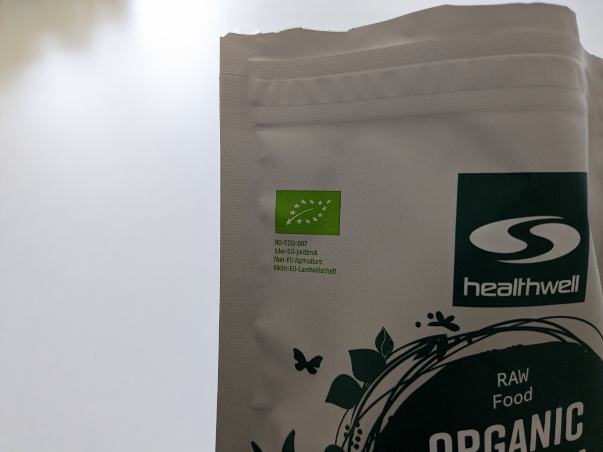 Närbild på EU-ekologiskt märke på Healthwells spirulina, tagen i vårt test