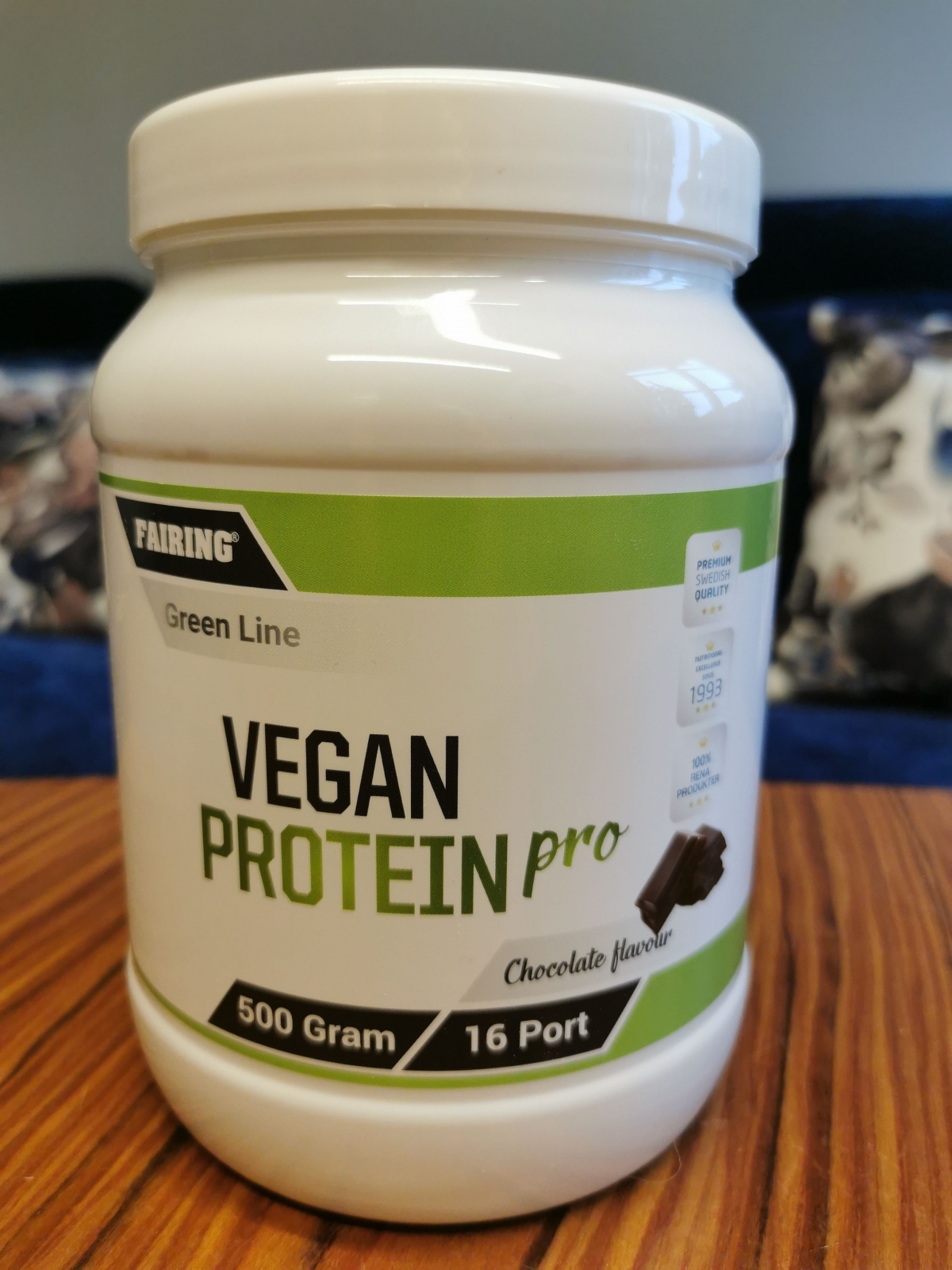 Fairing Vegan Protein Pro choklad framifrån på träbord, fotad under testet