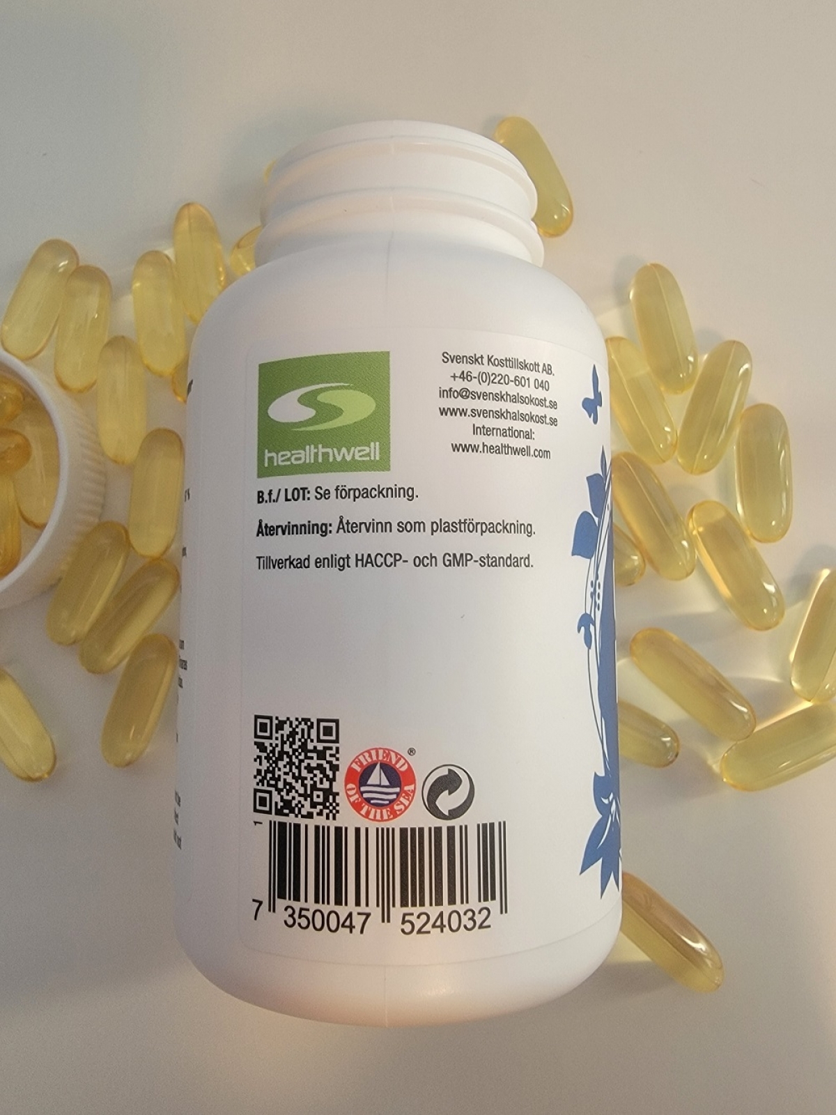 Baksida med Friend of the Sea-märkning på Healthwell Omega-3, foto från vårt test