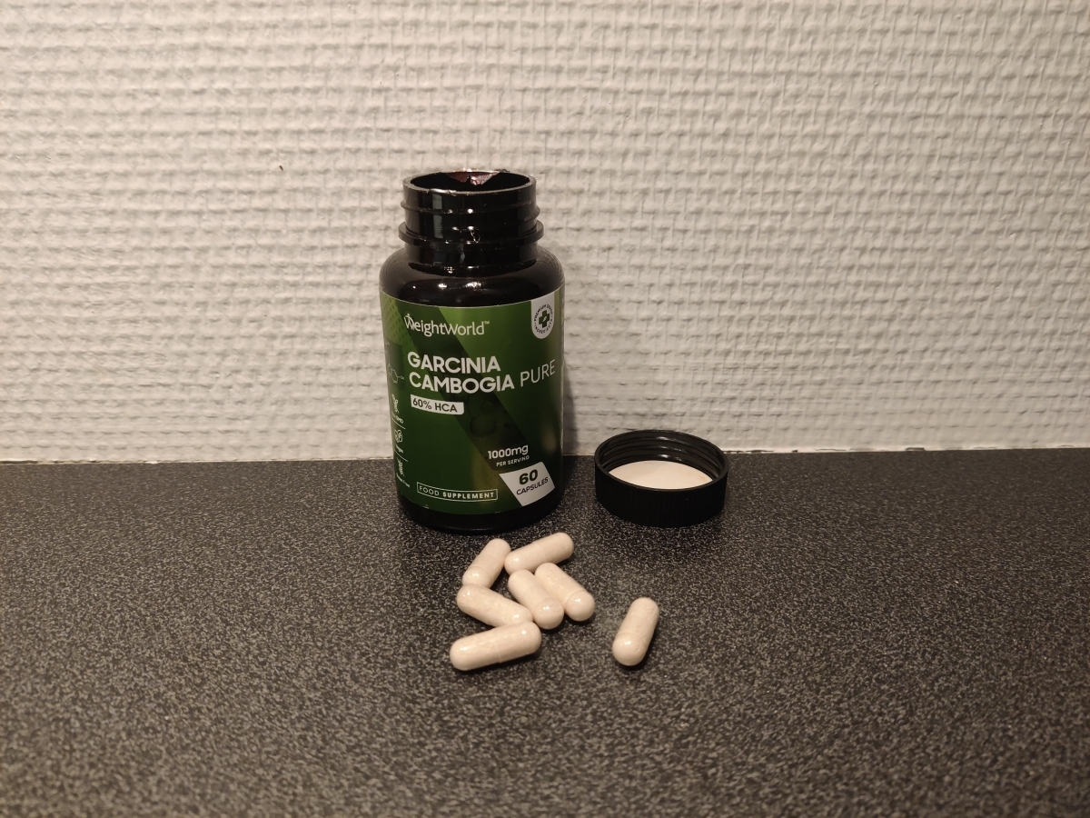 Vår egen bild av Weight World Garcinia Cambogia på köksbänken, öppnad burk och kapslar