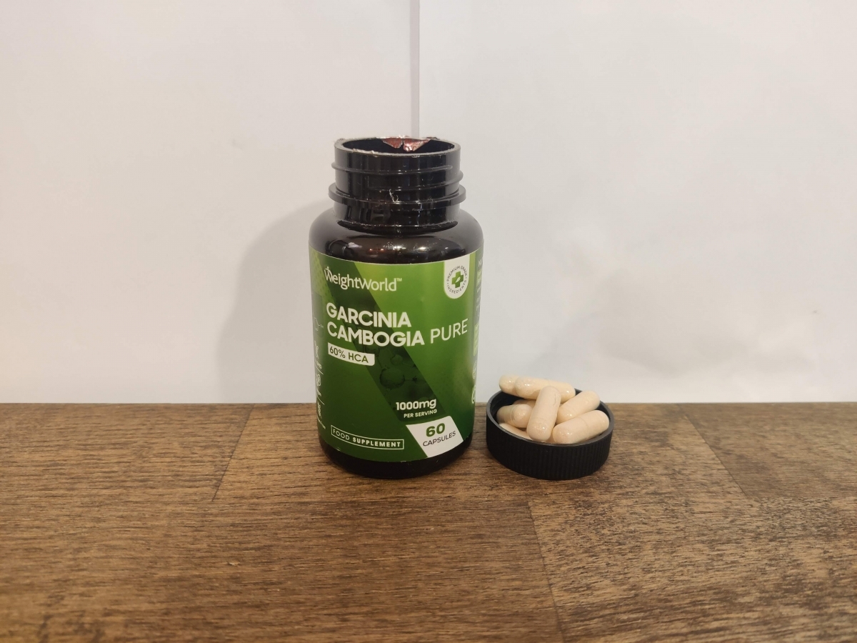 Weight World Garcinia Cambogia på träbord i mjukt dagsljus, foto från vårt test