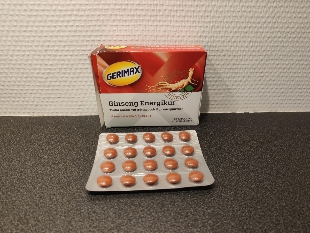 Gerimax Ginseng Energikur med öppnad blister framför asken, foto taget av oss