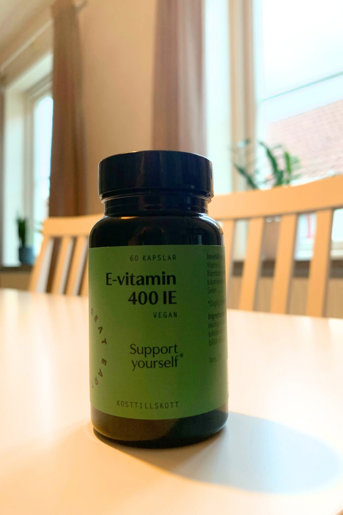 Great Earth E‑vitamin 400 IE, fotat av oss på köksbordet