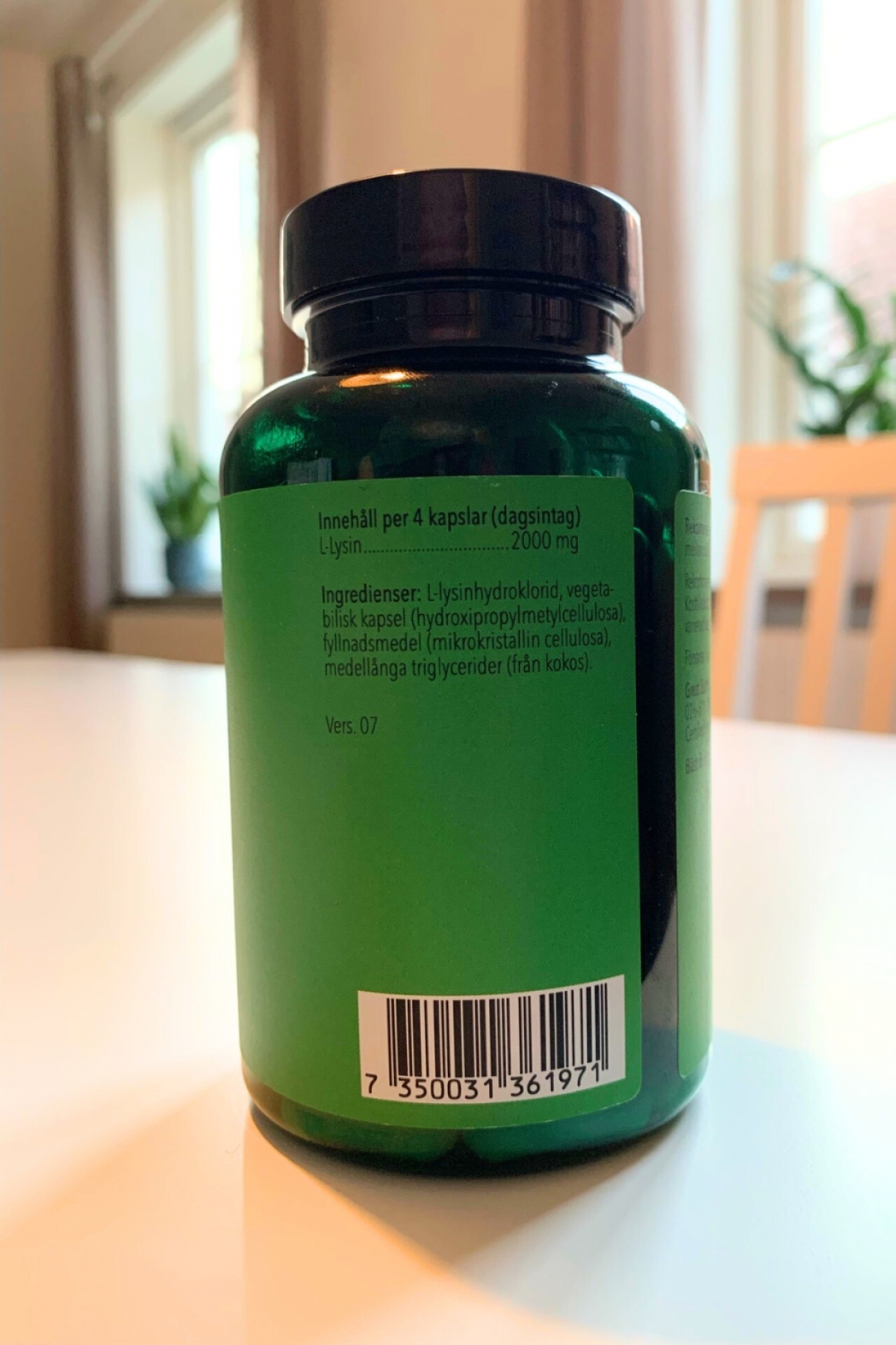 Närbild baksida etikett på Great Earth L-Lysin med tydlig dosering 2000 mg per dagsintag och vegansk kapsel foto från vårt test