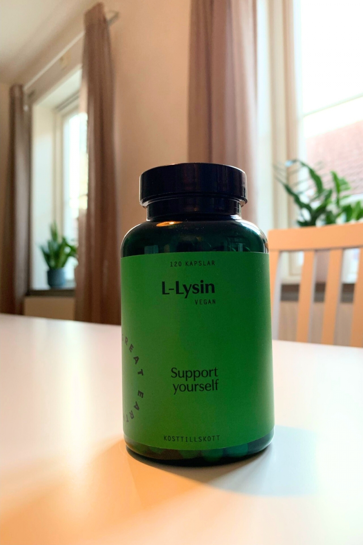 Vår egen bild av Great Earth L-Lysin 500 mg 120 kapslar på köksbord i mjukt dagsljus tagen under vår testperiod