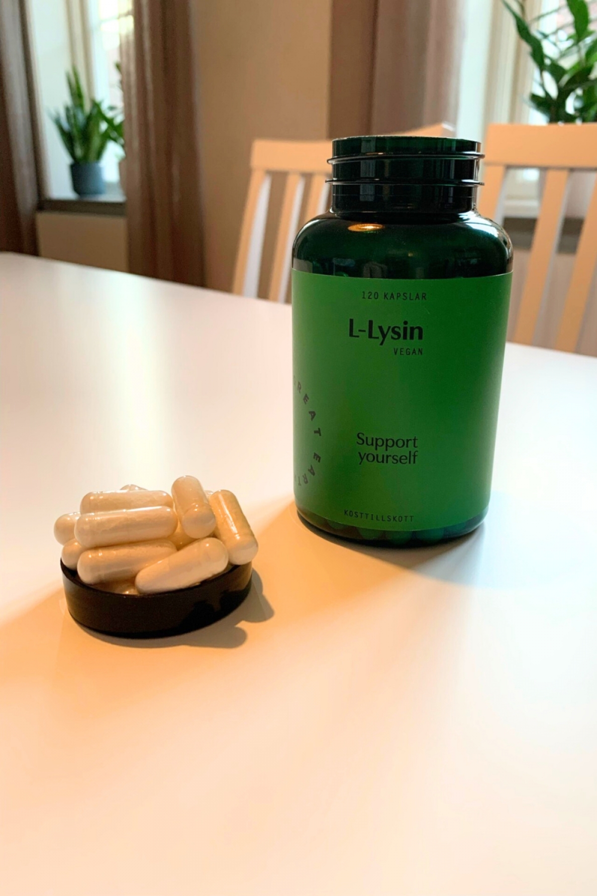 Great Earth L-Lysin med kapslar i fokus vårt foto från testet där den pärlemorskimrande ytan syns tydligt