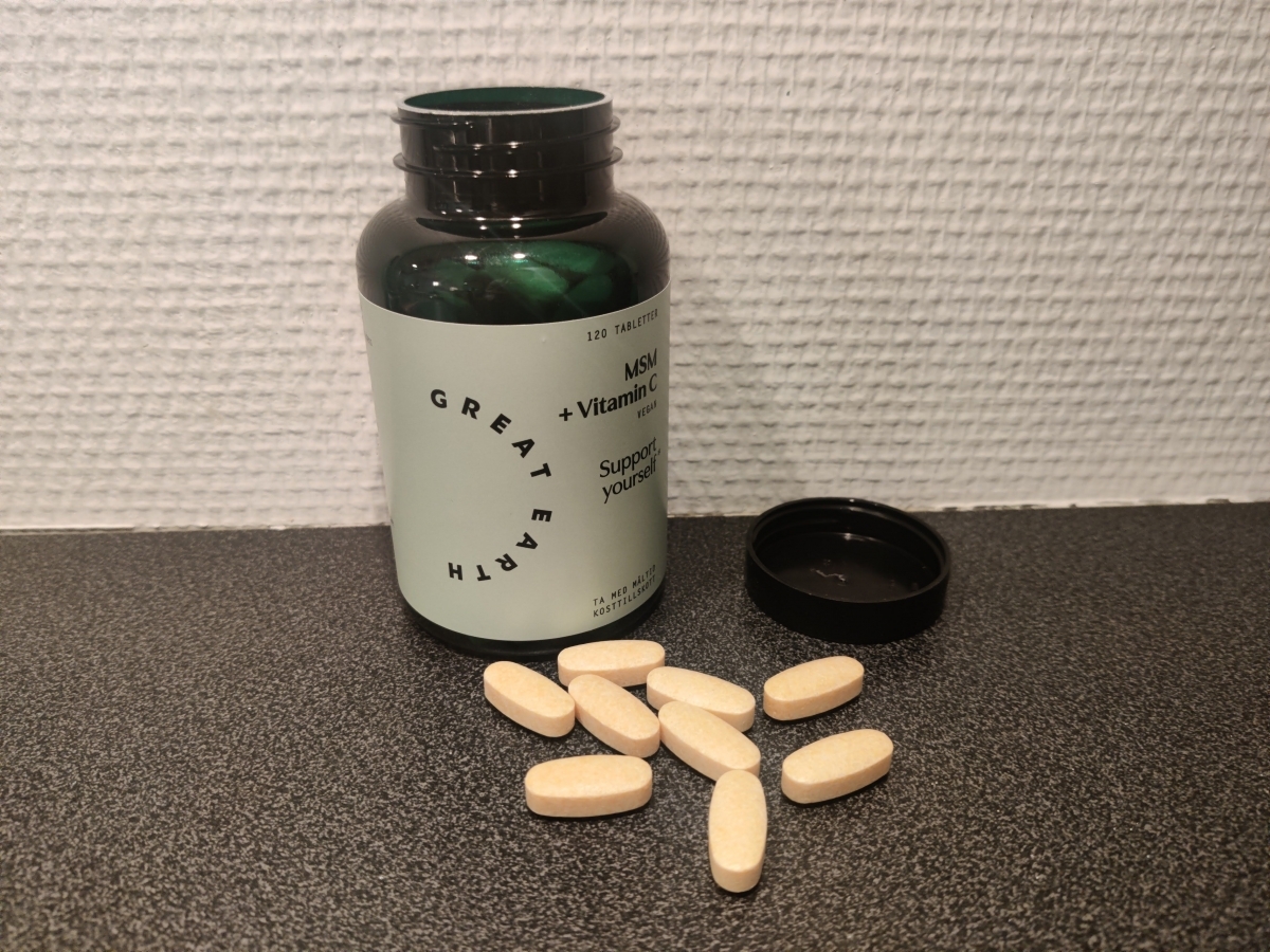 Vår egen bild, Great Earth MSM + Vitamin C – öppnad burk och tabletter på bänken under testet