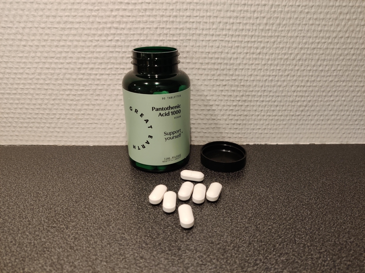 Vår egen bild av Great Earth Pantothenic Acid under testet, öppnad burk med tabletter på bänken