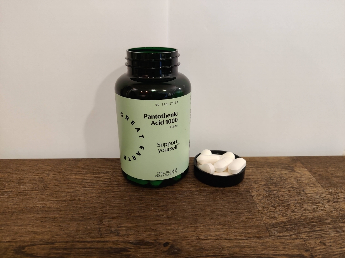 Great Earth Pantothenic Acid fotad av oss i dagsljus på träyta