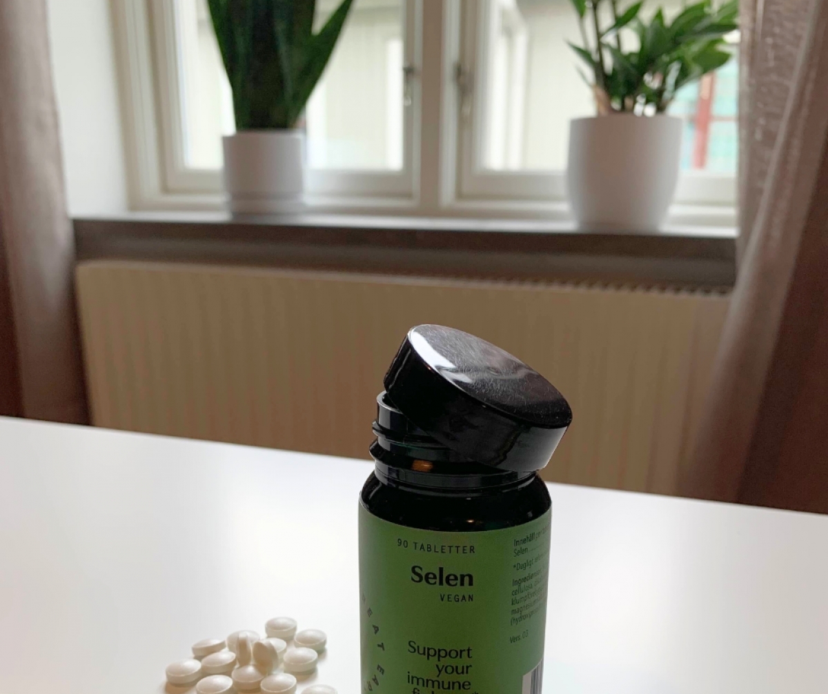 Great Earth Selen i mjukt fönsterljus med växter i bakgrunden, foto från vårt test