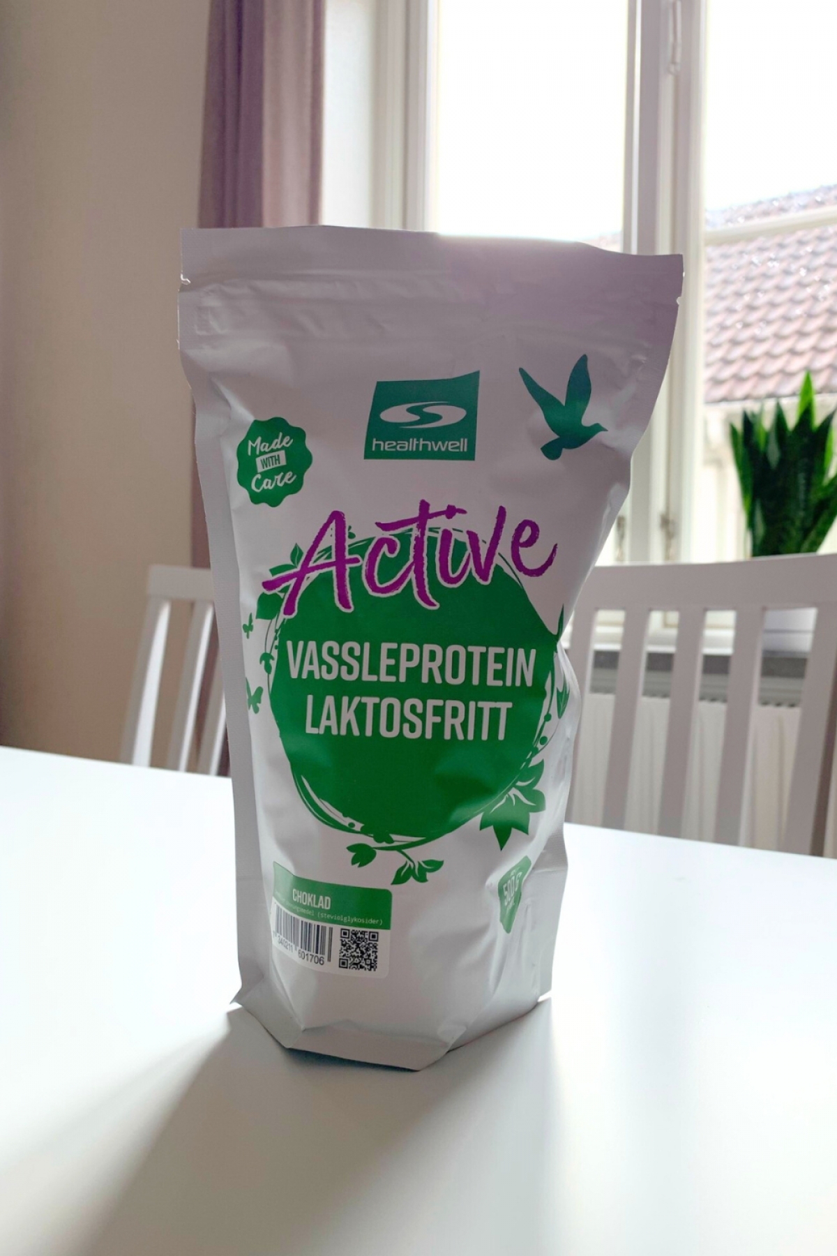 Healthwell Active Vassleprotein Laktosfritt framsida i dagsljus tagen av oss under testet