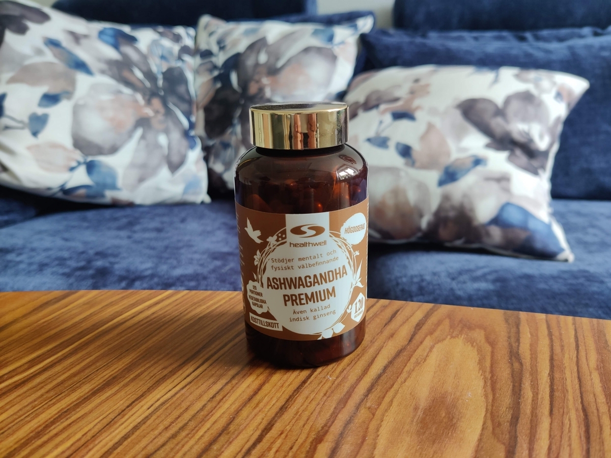 Healthwell Ashwagandha Premium på soffbordet i hemmamiljö, egen bild