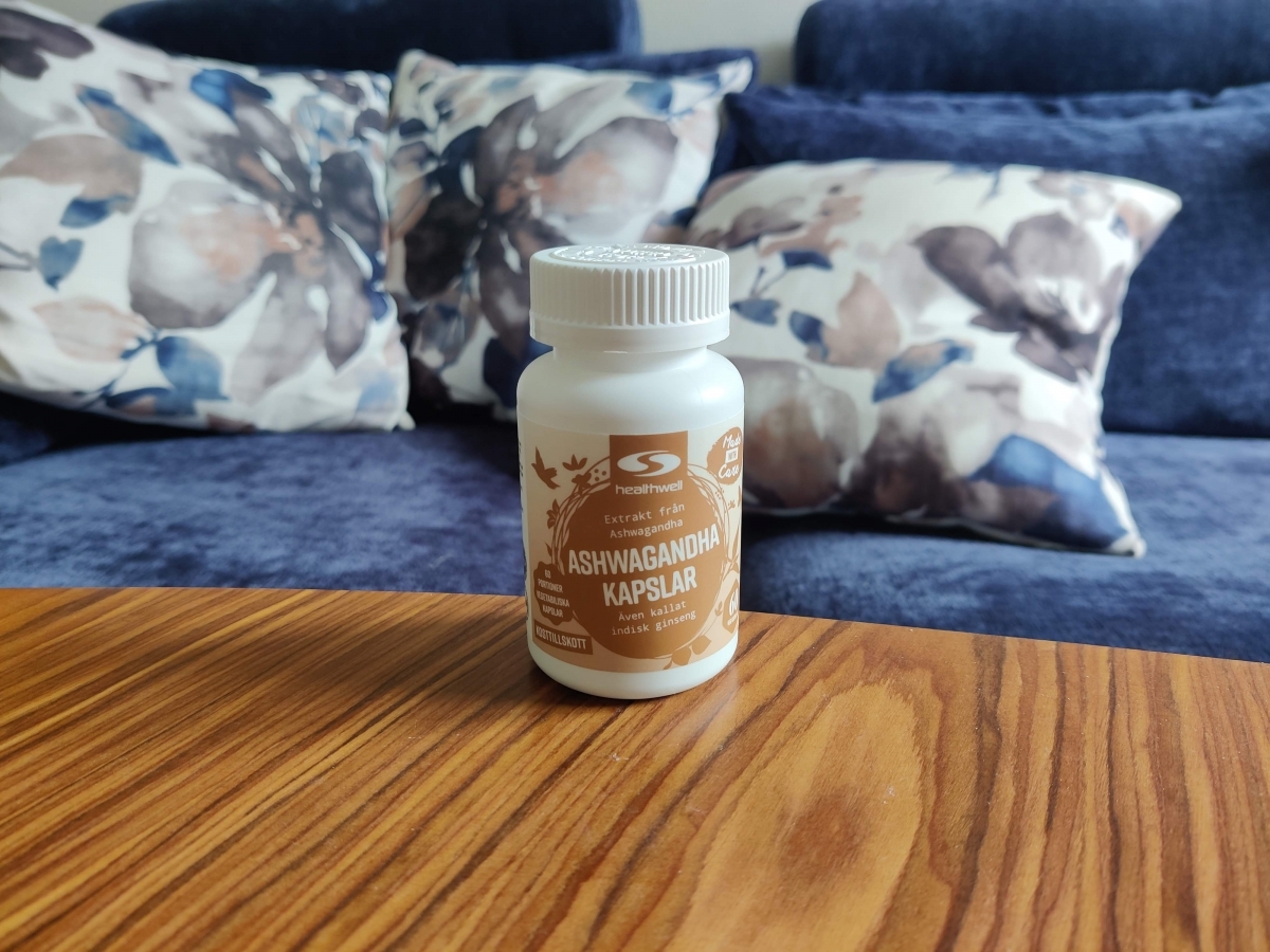 Healthwell Ashwagandha Extrakt på soffbord i vardagsrum, taget av oss under testet