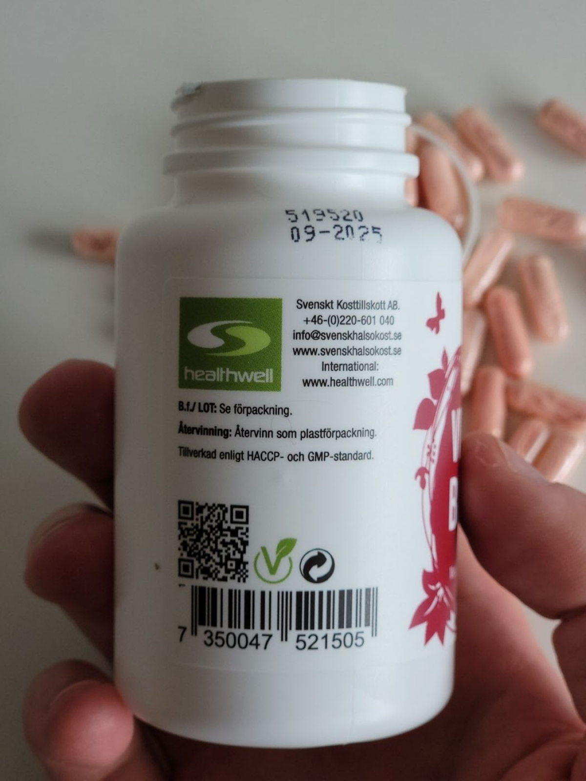 Baksidan av burken med veganmärkning, QR-kod och batchnummer, tagen av oss i studioljus