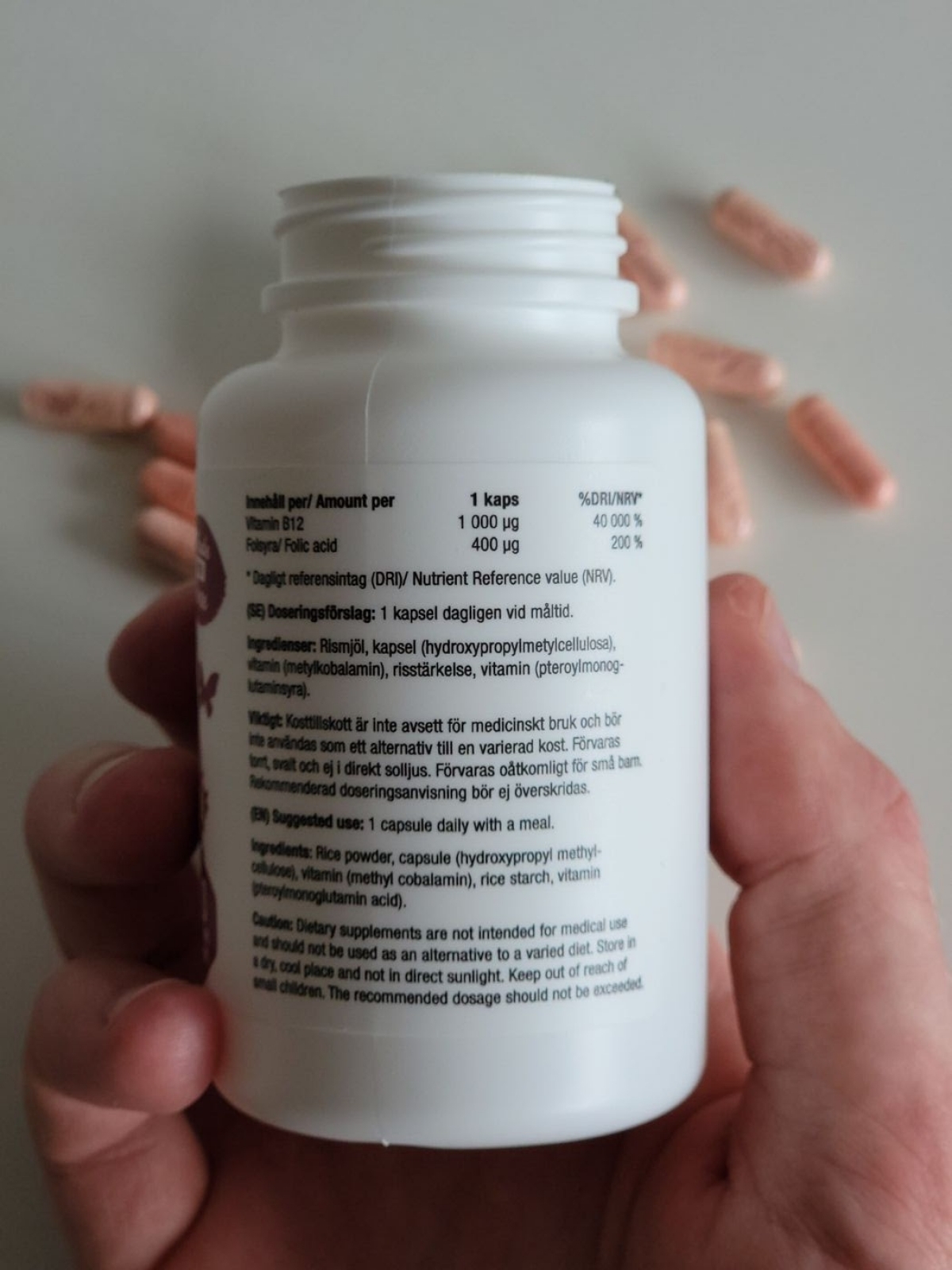 Närbild av innehållsdeklarationen på Healthwell B12 1000 med folsyra, fotograferad under vårt test