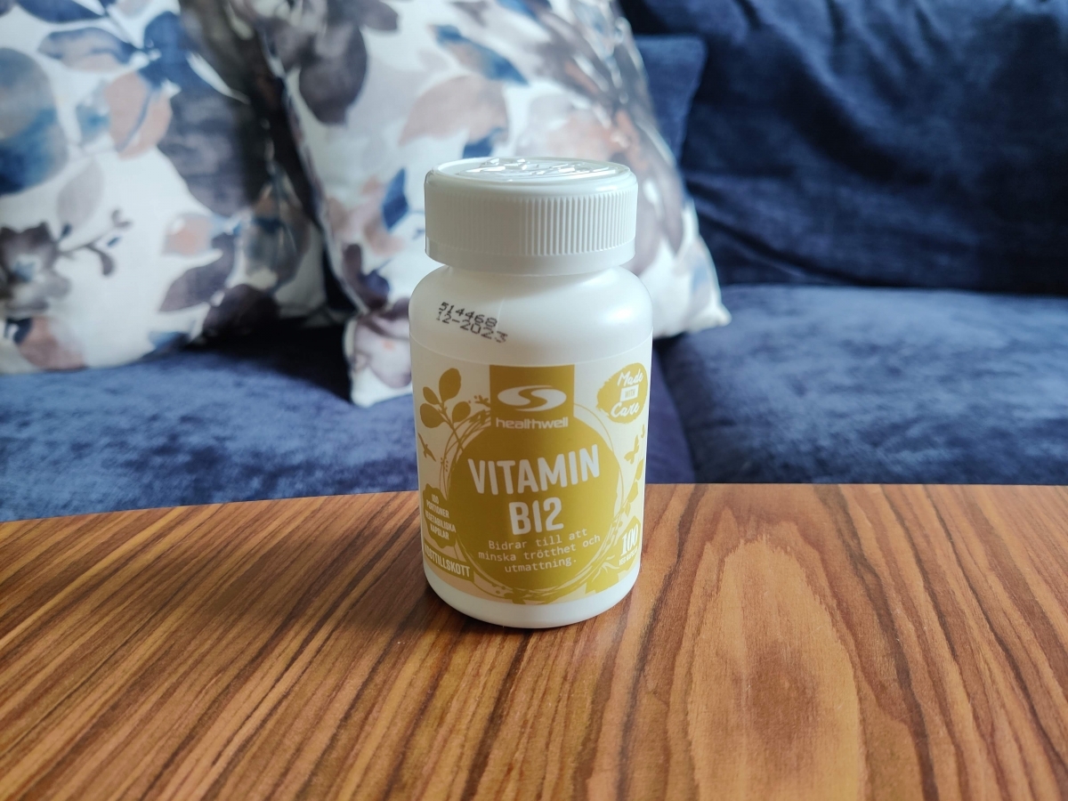 Healthwell B12 på soffbord hemma under långtidsanvändning