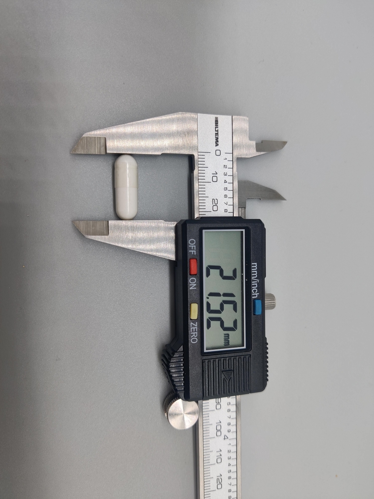Skjutmått visar kapselns längd cirka 21,5 mm, foto taget av oss under testet