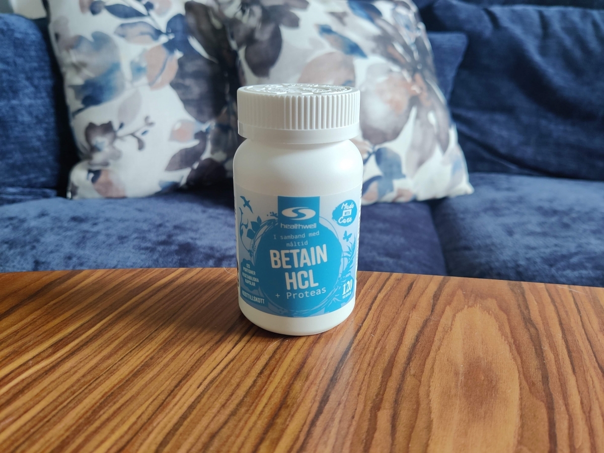 Healthwell Betain HCL på soffbord, foto taget av oss under testet