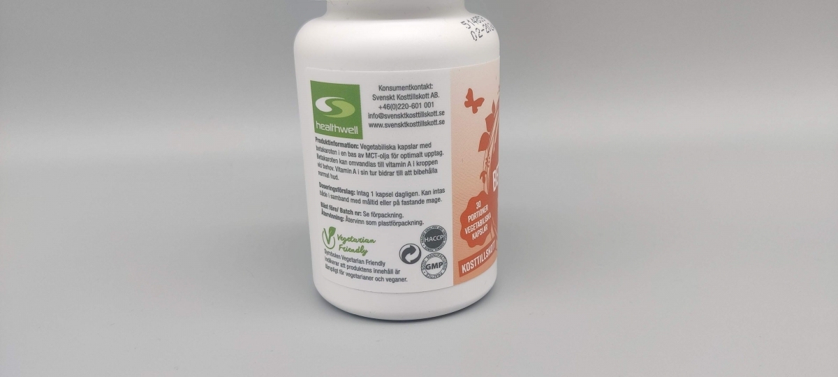 Baksidesetikett på Healthwell Betakaroten 50 med ingredienser och symboler, foto taget av oss