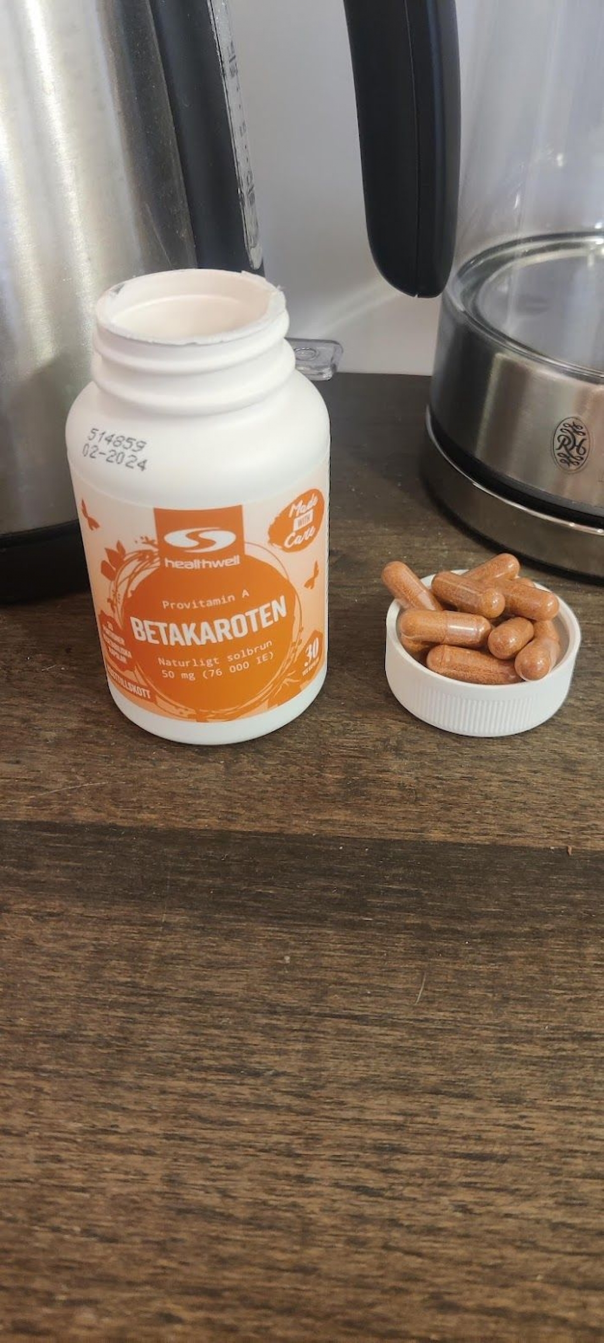 Healthwell Betakaroten 50 i köket med kapslar bredvid, foto taget av oss under vardagsanvändning