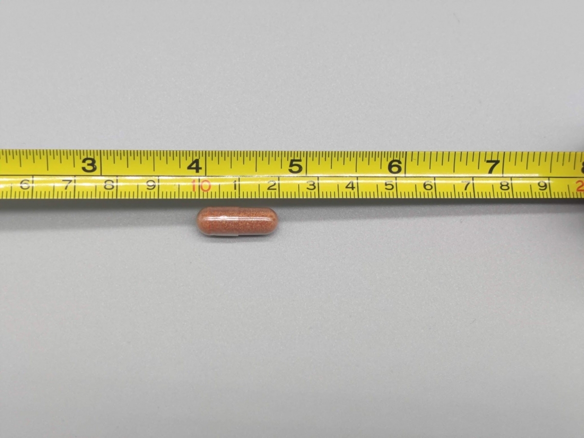 Kapsel från Healthwell Betakaroten uppmätt mot måttband, foto av oss