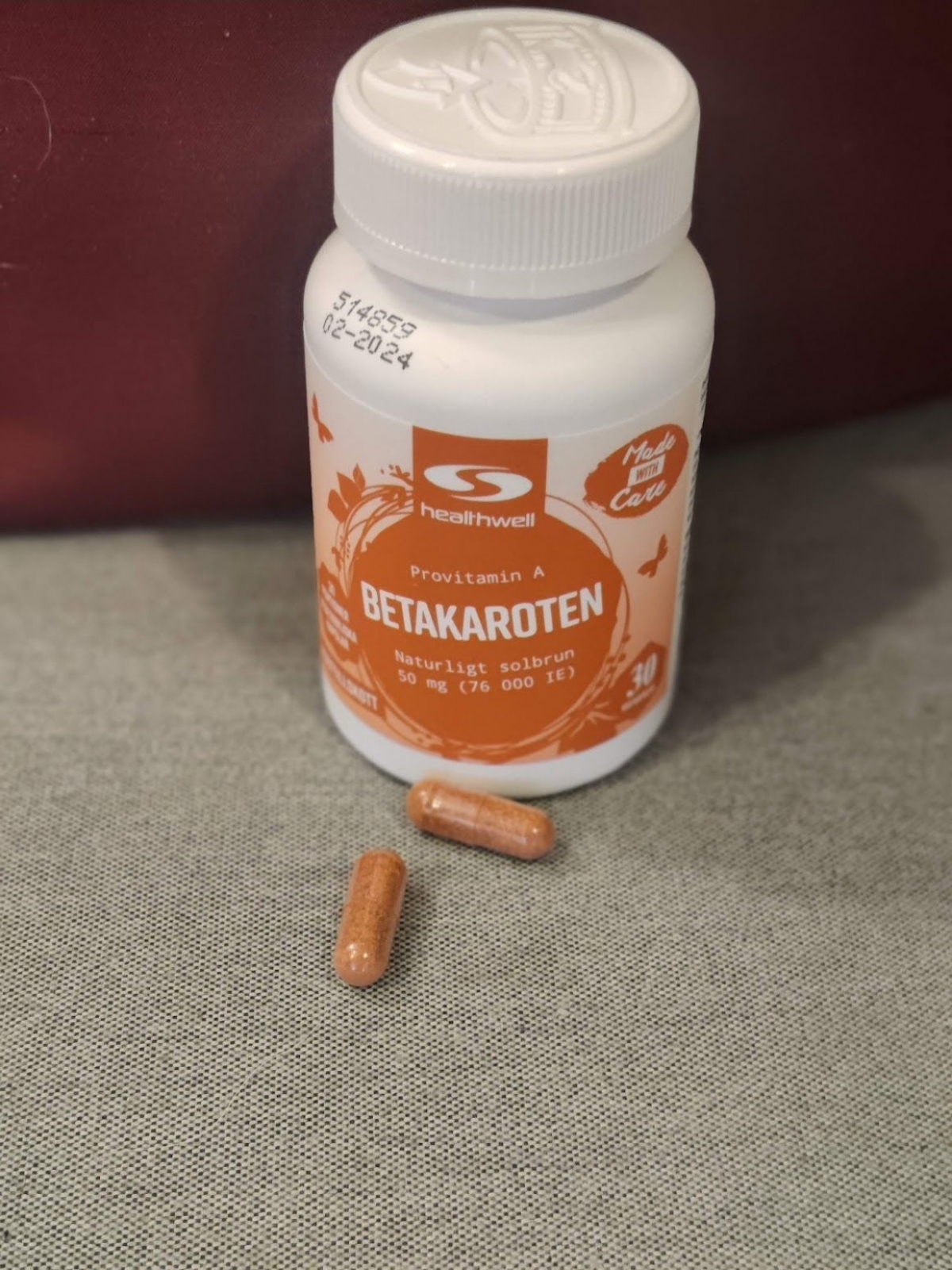 Närbild på två kapslar framför burken Healthwell Betakaroten 50, foto av oss