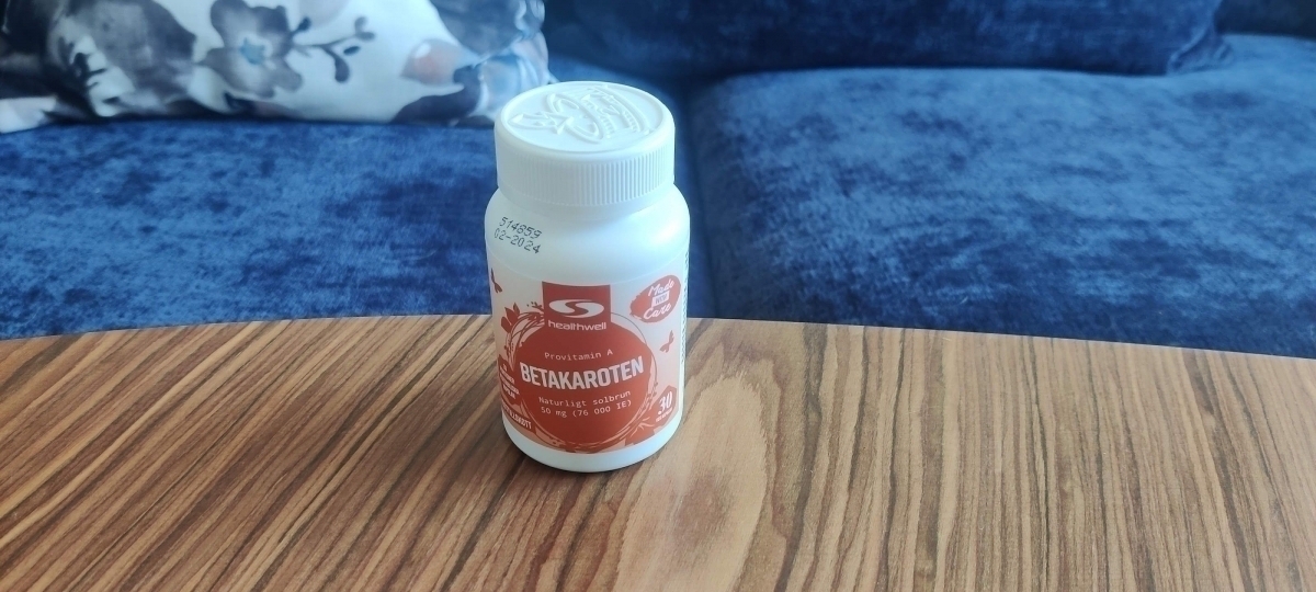 Healthwell Betakaroten 50 på soffbord hemma, foto taget av oss