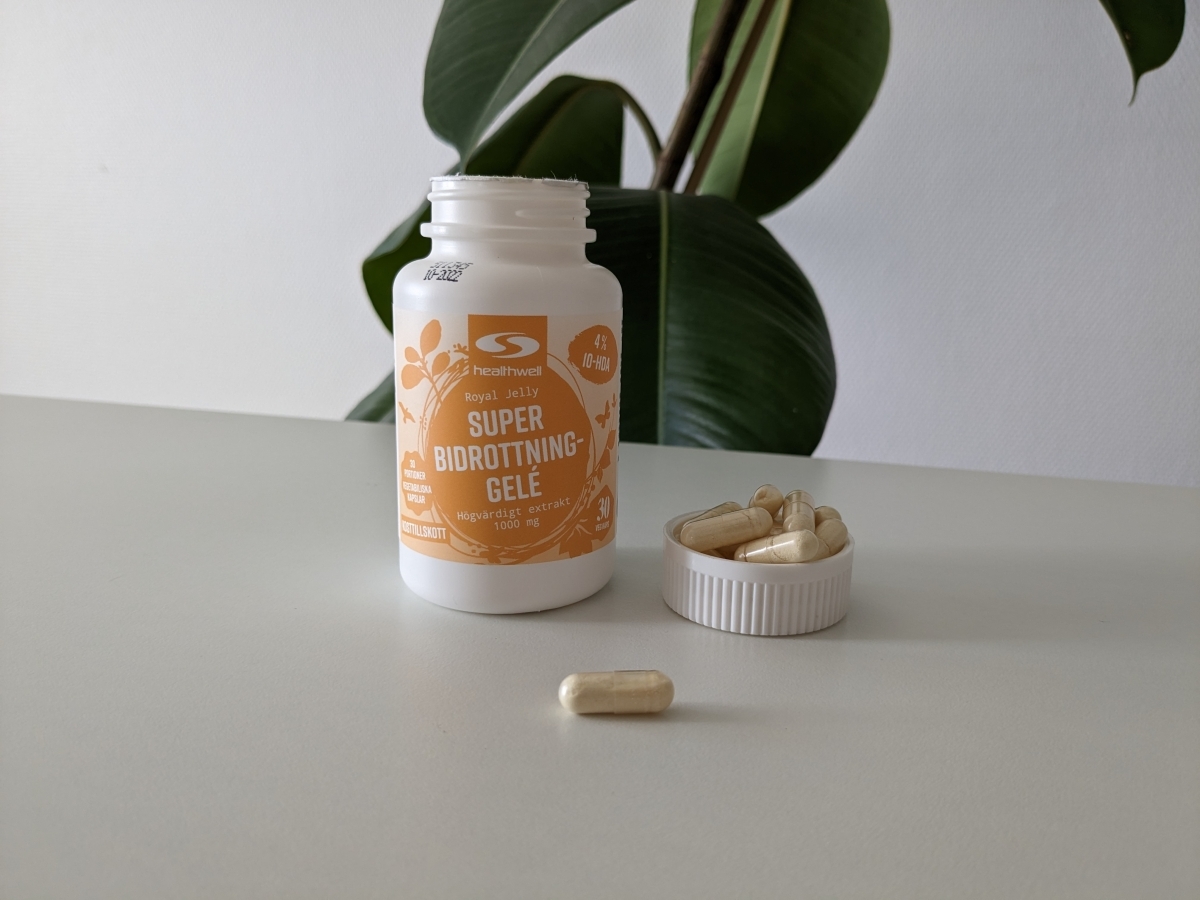 Eget foto av Healthwell Super Bidrottninggelé öppnad burk och kapslar på bordet under testet med tydlig 3 1 märkning