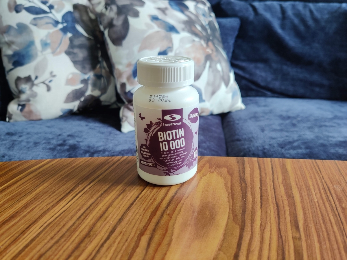 Healthwell Biotin 10 000 i hemmiljö på soffbord