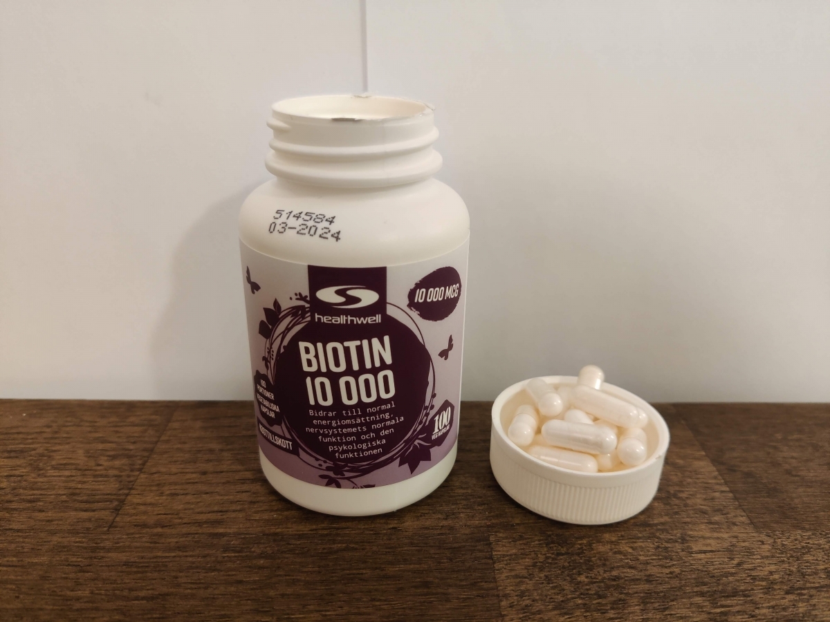 Healthwell Biotin 10 000 närbild med synlig batch och bäst före