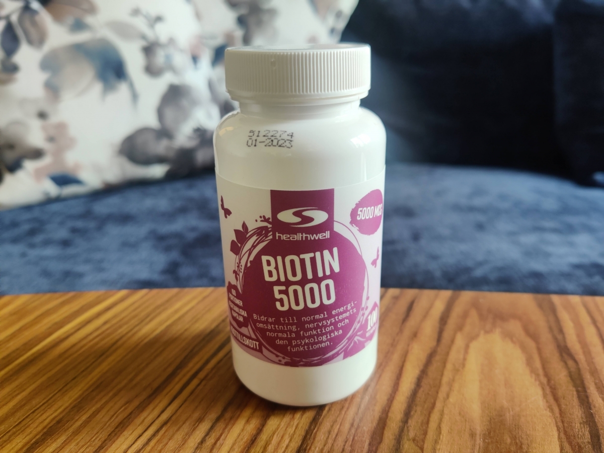 Healthwell Biotin 5000 på soffbord i dagsljus foto av oss