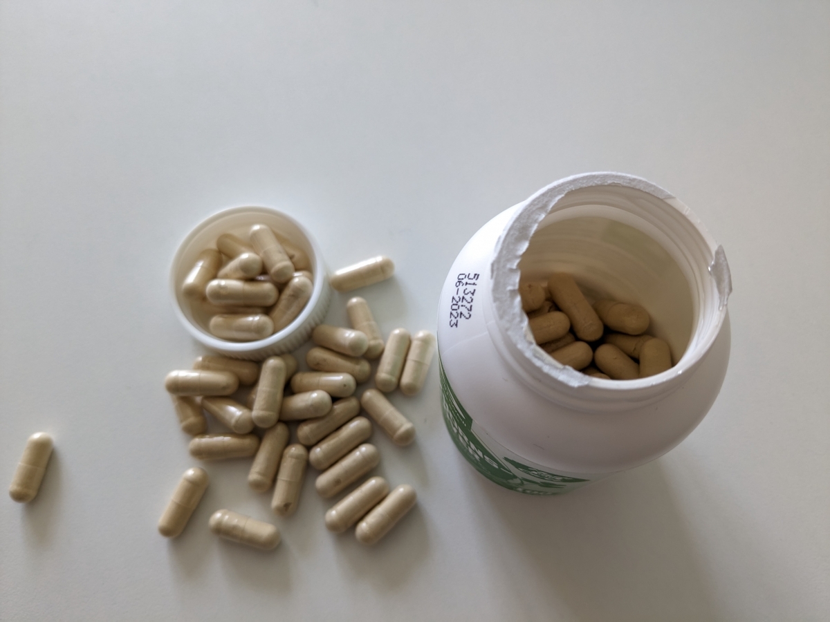 Öppnad burk Healthwell Bockhornsklöver ovanifrån med kapslar synliga, foto taget av oss