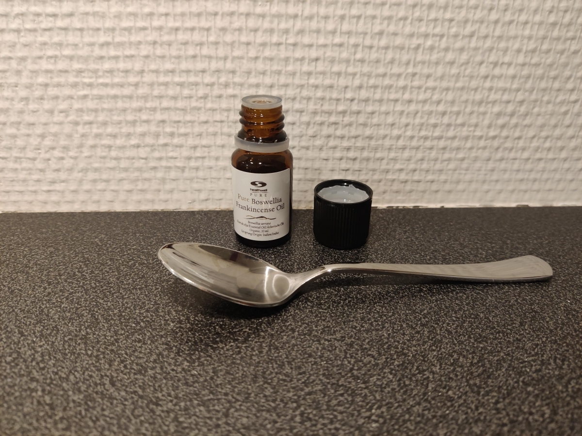 Öppnad flaska Healthwell Boswellia EKO med sked som storleksreferens, foto från vårt test