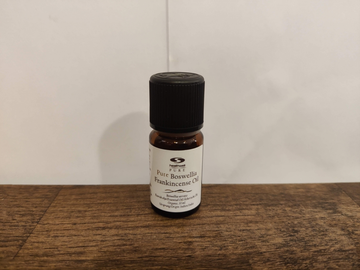 Healthwell PURE Boswellia Frankincense EKO på träyta, egen produktbild tagen under vårt test