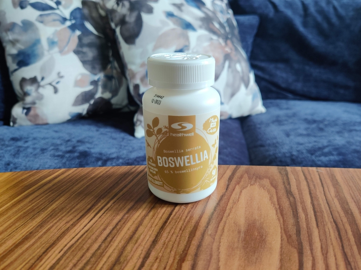Healthwell Boswellia Extrakt på soffbord, foto av oss under testet med tydlig 65% boswelliasyra