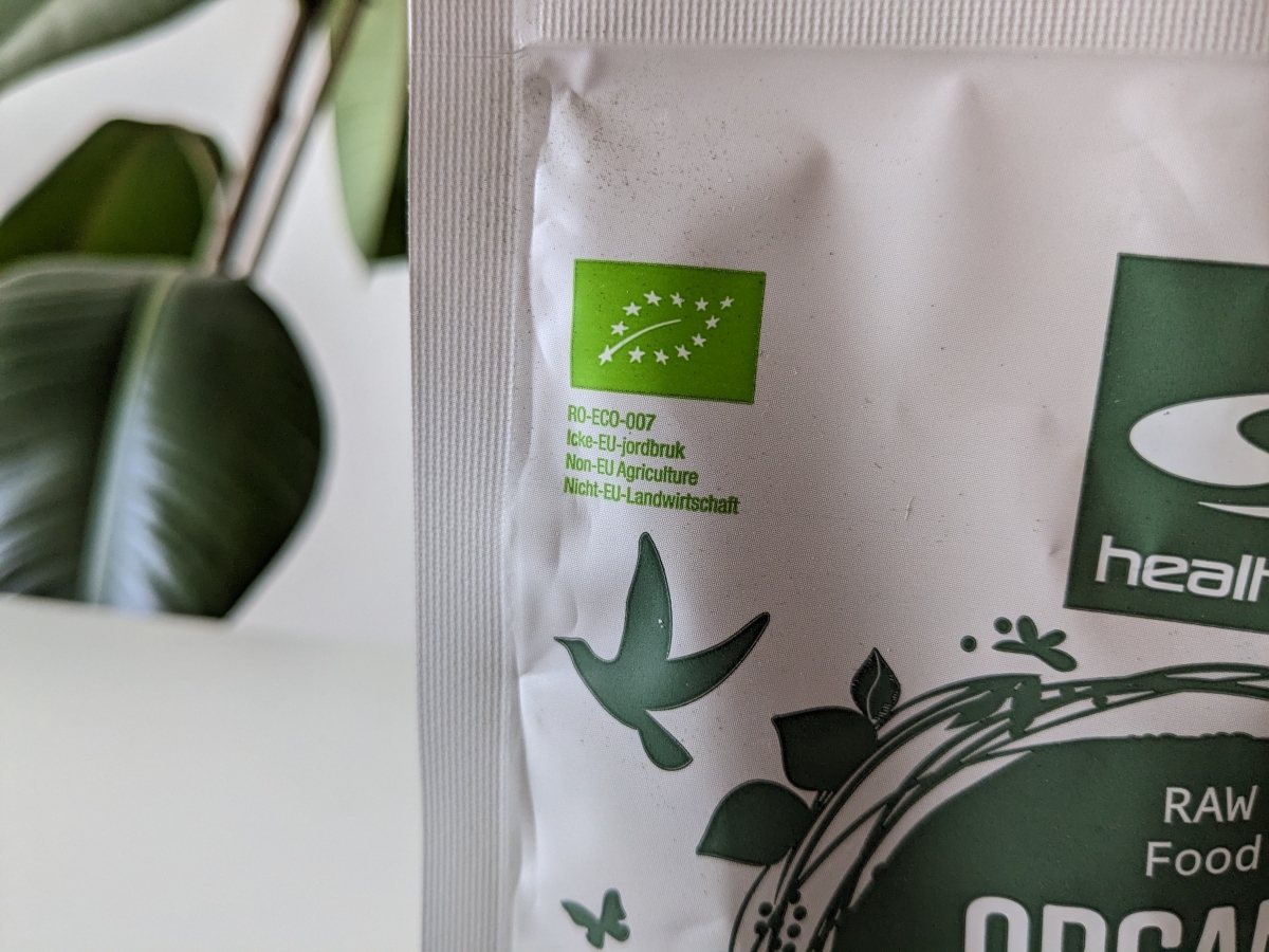Närbild på EU-ekologiska loggan på Healthwell Chlorella, fotograferad av oss
